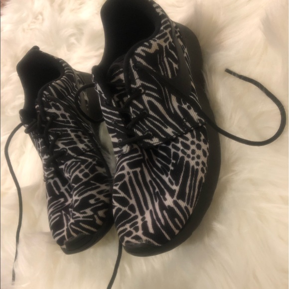 Nike Roshes - Picture 2 of 2